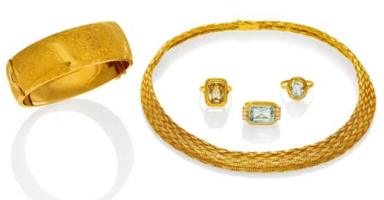Konvolut: Gold-Collier, Armspange und drei Farbstein-Ringe - photo 1