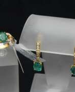 Gold. Gold jewelry set with emeralds