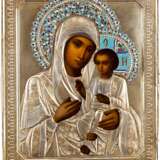 AN ICON OF THE IVERSKAYA MOTHER OF GOD WITH SILVER-GILT AND CLOISONNÉ ENAMEL OKLAD - Foto 1