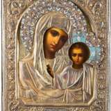 AN ICON SHOWING THE KAZANSKAYA MOTHER OF GOD WITH CLOISONNÉ ENAMEL SILVER-GILT OKLAD - Foto 1