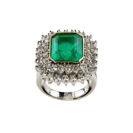 Platinum ring with emerald and diamonds. Diamonds 21th century - photo 1