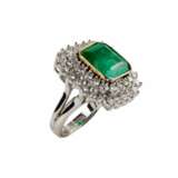 Platinum ring with emerald and diamonds. Diamonds 21th century - photo 2