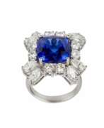 Tanzanite. Gold ring with tanzanite and diamonds. 