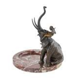 Franz Bergman. Plat decoratif pour petits objets en marbre avec une figure d`elephant en bronze. Marmor Early 20th century - Foto 4