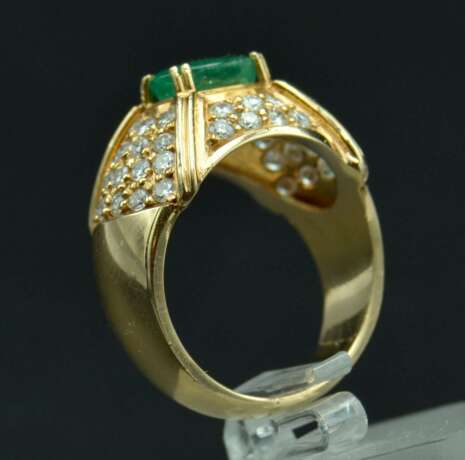 Yellow gold ring with 48 diamonds and 1 natural emerald Gold Other style 21th century - photo 5