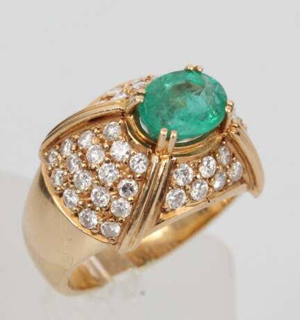 Yellow gold ring with 48 diamonds and 1 natural emerald Gold Other style 21th century - photo 9