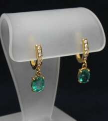 Gold jewelry set with emeralds