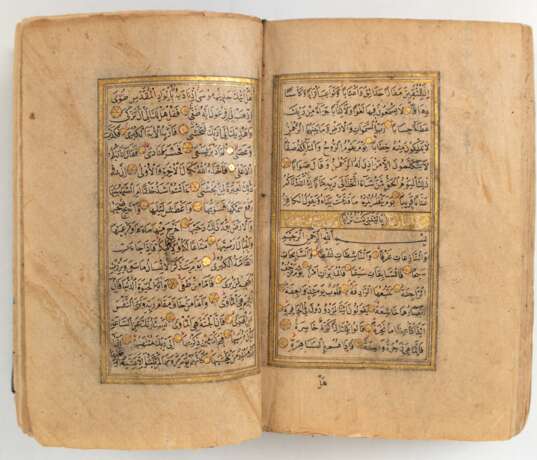 Koran-Handschrift mit Golddekor, wohl 17./ 18. Jh., Gebrauchspuren, 17,5x11,5x3,5 cm - photo 2