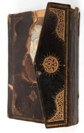 Koran-Handschrift mit Golddekor, wohl 17./ 18. Jh., Gebrauchspuren, 17,5x11,5x3,5 cm - photo 3