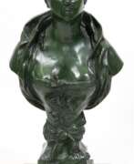 Sculptures. &quot;Frauenbüste&quot;, Belgien um 1930, Bronze, grün gefasst, auf quadratischem Sockel, Ges.-H- 52 cm