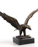 Sculptures. Bronzefigur &quot;Adler mit ausgebreiteten Flügeln&quot;, z.T. braun patiniert, H. 30 cm, B. 47 cm, auf marmoriertem, schwarzem Steinsockel, Ges.-H. 34,5 cm