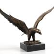 Bronzefigur &quot;Adler mit ausgebreiteten Flügeln&quot;, z.T. braun patiniert, H. 30 cm, B. 47 cm, auf marmoriertem, schwarzem Steinsockel, Ges.-H. 34,5 cm - Jetzt bei der Auktion