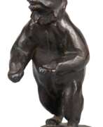 Sculptures. Rössler, Walter (1904 Kiel-1996 Preetz) &quot;Stehender Bär&quot;, Bronze, braun patiniert, auf Sockel signiert und datiert 1950, H. 21,5 cm (studierte u.a. auf Burg Giebichenstein in Halle bei Gerhard Marcks)