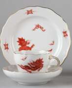 Porcelain products. Meissen-Kaffeegedeck, Mingdrache in Korallenrot mit Goldrand, Neuer Ausschnitt, 1. Wahl