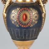 Amphoren-Vase, Frankreich 19. Jh., quadratischer Fuß, verschraubt, gebauchter Korpus mit seitlichen Volutenhenkeln schwarz mattiert mit ornamentaler Bemalung, Golddekor z.T. stark berieben, H. 29,5 cm - photo 1