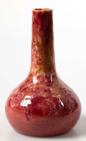 Jugendstil-Vase, Richard Mutz, Gildenthal um 1920, Keramik weinrot/orange glasiert, gebauchter Korpus mit Enghals, H. 19 cm - photo 1