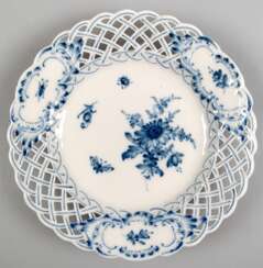 Meissen-Durchbruchteller, Blaue Blume mit Insekten, 1850-1924, Knaufschwerter mit 2 Schleifstrichen, Dm 15 cm