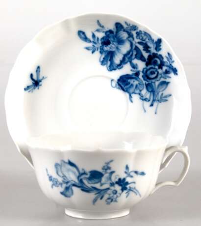 Meissen-Teetasse mit UT, Blaue Blume mit Insekt, Neuer Ausschnitt, 1. Wahl - photo 1