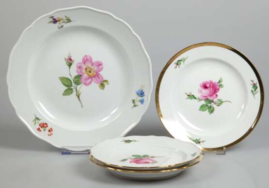 4 diverse Meissen-Teller mit Rosenmalerei, 19. und 20. Jh., 1. und 2. Wahl, 1 Standring best., Dm. 18 cm - 25 cm - photo 1