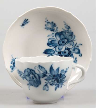 Meissen-Kaffeetasse mit UT, Blaue Blume mit Insekt, Neuer Ausschnitt, Schwertermarke mit 3 Schleifstrichen - photo 1