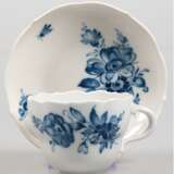 Meissen-Kaffeetasse mit UT, Blaue Blume mit Insekt, Neuer Ausschnitt, Schwertermarke mit 3 Schleifstrichen - Foto 1