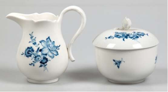 Meissen-Zuckerdose und Sahnekännchen, Blaue Blume mit Insekt, Neuer Ausschnitt, Deckelblüte best., Schwertermarke mit 2 Schleifstrichen, Kännchen-H. 11,5 cm - photo 1