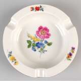 Meissen-Aschenbecher, rund, Bunte Blume 3 mit Goldrand, 1. Wahl, Dm. 12,5 cm - photo 1