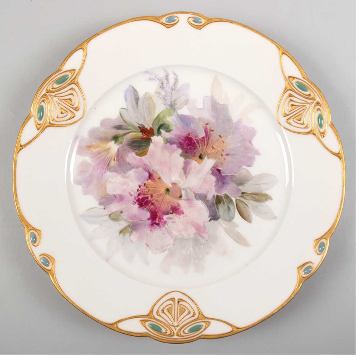 Jugendstil-KPM-Teller, im Spiegel Rhododendren in polychromer Weichmalerei, Fahne mit Jugendstildekor in Gold und türkiser Emaille, blaue Zeptermarke und roter Reichsapfel, Dm. 24,8 cm