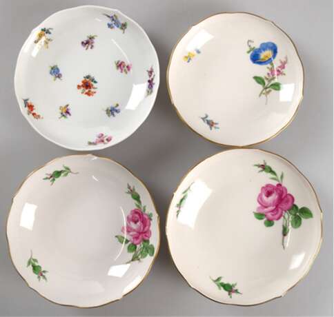 4 div. Meissen-UT, dabei 2x Rote Rose (1x best.), 1x Bunte Blume 1 und 1x Streublume, Neuer Ausschnitt, 1. Wahl, Dm. 13 cm - 15 cm - photo 1