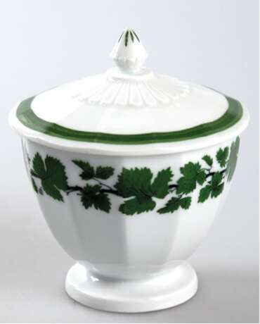 Meissen-Deckeldose, Weinlaub, Knaufzeit, 1. Wahl, H. 12 cm, Dm. 9,5 cm - Foto 1