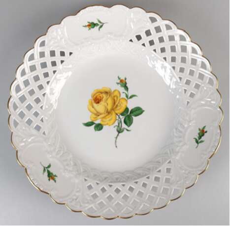 Meissen-Teller mit Durchbruchrand, Gelbe Rose mit Goldrand, Schwertermarke mit 2 Schleifstrichen, Dm. 29 cm - photo 1