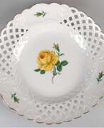 Product catalog. Meissen-Teller mit Durchbruchrand, Gelbe Rose mit Goldrand, Schwertermarke mit 2 Schleifstrichen, Dm. 29 cm