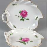 2 Meissen-Blattschalen, Rote Rose mit Goldrand, 1. und 2. Wahl, L. 19,5 cm und 22,5 cm - photo 1