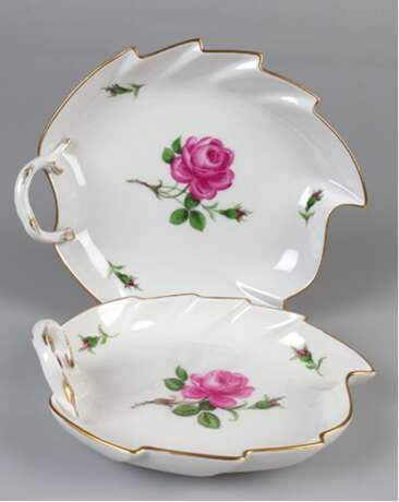 2 Meissen-Blattschalen, Rote Rose mit Goldrand, 1. und 2. Wahl, L. 19,5 cm und 22,5 cm - photo 1