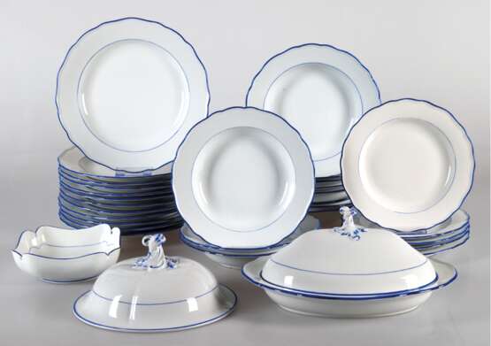 Meissen-Speiserestservice, Blauer Faden, Neuer Ausschnitt, 31-teilig, davon 27x Knaufzeit, dabei 8 Suppenteller Dm. 23 cm, 3 Suppenteller Dm. 22 cm, 12 Speiseteller Dm. 25 cm, 5 Teller Dm. 20 cm, 1 quadratische Schale 15… - photo 1