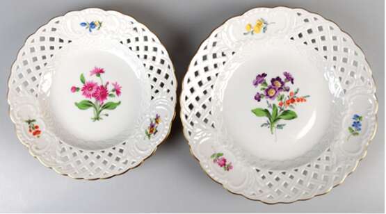 2 diverse Meissen-Teller mit Durchbruchrand, Bunte Blume 1 und 2 mit Goldrand, 1. und 2. Wahl, Dm. 18,5 cm und 21 cm - Foto 1