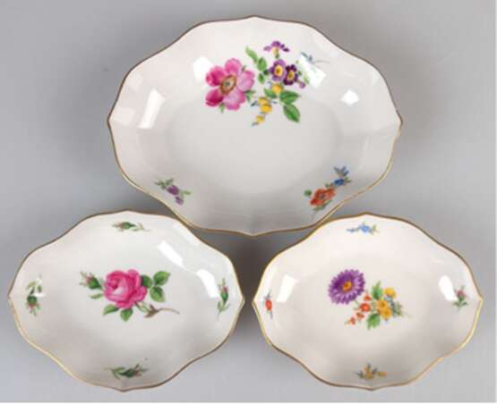 3 Meissen-Konfektschalen, vierpaßförmig, Blumenmalerei mit Goldrand, 1. und 2. Wahl, L. 2x 7,2 cm und 15,5 cm - photo 1