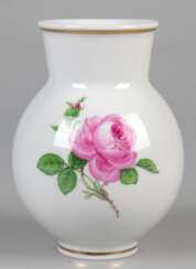 Meissen-Vase, Rote Rose mit Goldrand, gebaucht, 1. Wahl, H. 13 cm