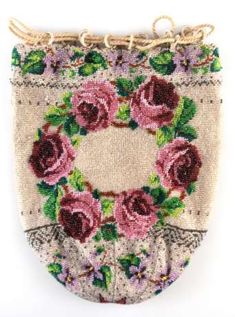 Beuteltasche mit feiner Perlenstickerei, um 1900, mit Floral- und Ornamentdekor, oberer Rand mit Ringen besetzt, innen Reste eines Seidenfutters, 20x16 cm - photo 1