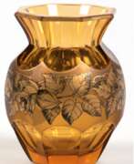 Product catalog. Kleine Art Deco-Vase, Moser, bernsteinfarbenes Glas mit floraler Goldmalerei und Goldrand (berieben), Facettenschliff, H. 8 cm