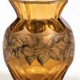 Kleine Art Deco-Vase, Moser, bernsteinfarbenes Glas mit floraler Goldmalerei und Goldrand (berieben), Facettenschliff, H. 8 cm - Auction prices