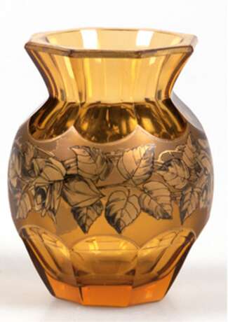 Kleine Art Deco-Vase, Moser, bernsteinfarbenes Glas mit floraler Goldmalerei und Goldrand (berieben), Facettenschliff, H. 8 cm - photo 1