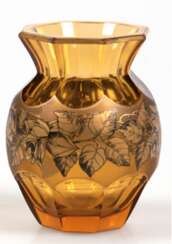 Kleine Art Deco-Vase, Moser, bernsteinfarbenes Glas mit floraler Goldmalerei und Goldrand (berieben), Facettenschliff, H. 8 cm