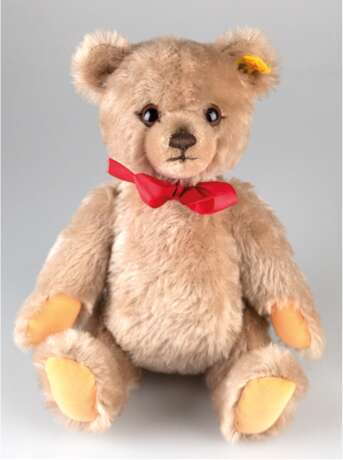 Steiff-Teddy mit roter Schleife und Knopf im Ohr, Brummstimme, beiges Fell, unbespielt, L. 32 cm - photo 1