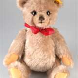 Steiff-Teddy mit roter Schleife und Knopf im Ohr, Brummstimme, beiges Fell, unbespielt, L. 32 cm - photo 1