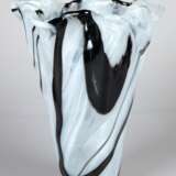 Große Murano-Vase, farbloses Glas mit schwarz/weißem Überfang, konische Form mit gewelltem Rand, H. 35 cm - photo 1