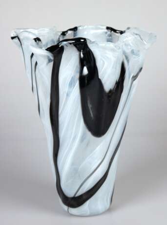 Große Murano-Vase, farbloses Glas mit schwarz/weißem Überfang, konische Form mit gewelltem Rand, H. 35 cm - photo 1