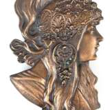 Jugendstil-Gürtelschnalle, Bronze, in Form eines reliefierten Mädchenporträts mit Kopfschmuck, 11,5x8 cm - photo 1