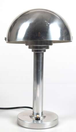 Bauhaus-Pilz-Tischlampe, 50er Jahre, Chrom, beweglicher halbkugelförmiger Schirm, H. 34 cm - Foto 1