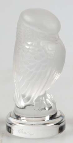 Figur "Falke", Lalique Glas, auf rundem Klarglassockel signiert, H. 6 cm - фото 1